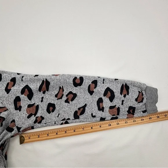 Women’s Leopard Pullover in Grey with Black and Brown spots in Size Large - Picture 6 of 8